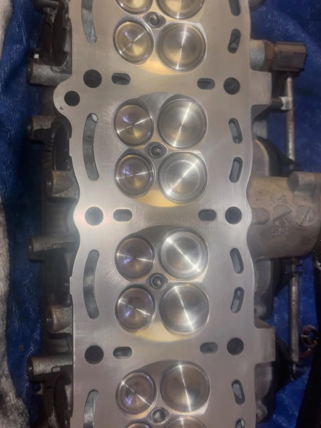 Cleaned cylinder head with valves